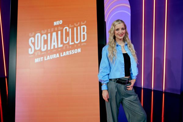 Bild 1 von 3: Die Podcasterin und Comedienne Laura Larsson hostet mit dem \