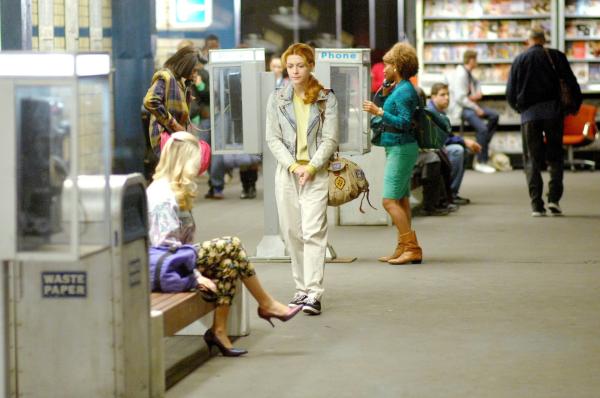 Bild 1 von 14: Rückblick ins Jahr 1989: Nadia Koslov (Elena Satine, M.) kommt nach Amerika, um ihre Opernausbildung fortzuführen ...