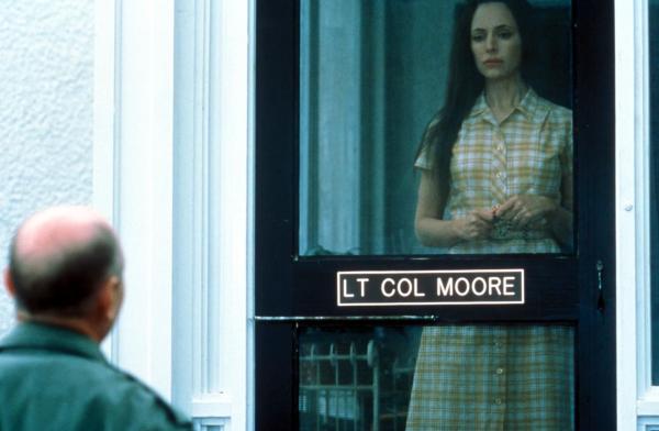 Bild 1 von 9: US-Colonel Hal Moore lebt zusammen mit seiner Ehefrau Julie (Madeleine Stowe) und seinen Kindern auf dem Stützpunkt. Eines Tages soll er seine Männer in eine reine Kamikaze-Mission führen ...