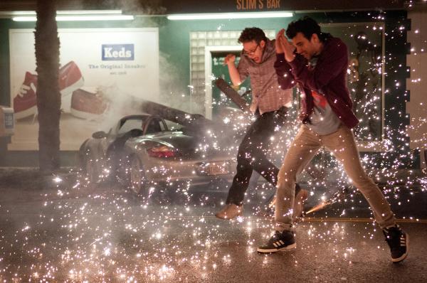 Bild 1 von 3: Seth Rogen (Seth Rogen, l.) und Jay Baruchel (Jay Baruchel, r.) fliehen von einem Supermarkt zum Haus eines Freundes, als es plötzlich zu einem Erdbeben kommt und zahlreiche Menschen durch einen blauen Lichtstrahl in den Himmel aufgesogen werden. Schaffen sie es in ihrer Panik, sich in Sicherheit zu bringen?