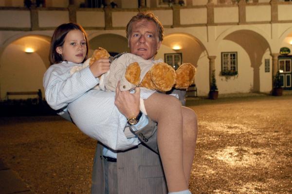 Bild 1 von 14: Im Bild: Florentina Hofbauer (Paula Rosner), Albert Fortell (Felix Hofstätter).