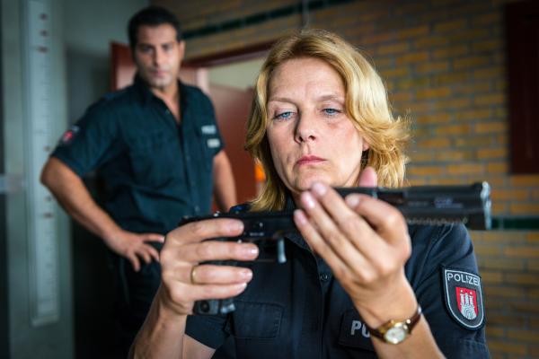 Bild 1 von 9: Tarik (Serhat Cokgezen) macht sich Sorgen, dass Claudia (Janette Rauch) ihrem Job nicht mehr gewachsen ist, seit sie nachts in einem Park überfallen wurde.