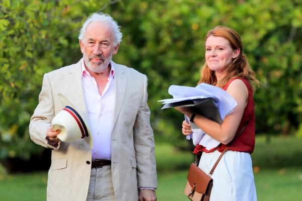 Bild 1 von 24: Im Bild: Simon Callow (Larry South), Sian Gibson (Gilly White).