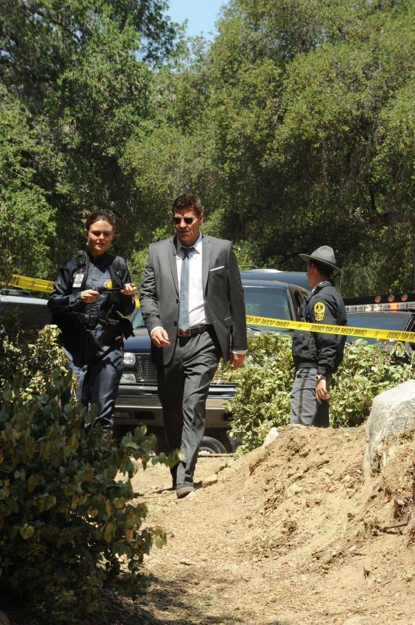 Bild 1 von 8: Temperance Brennan (Emily Deschanel, l.); Seeley Booth (David Boreanaz, r.)