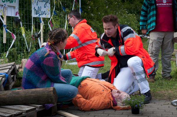Bild 1 von 13: Notarzt Haase (Fabian Harloff, r.) und sein Rettungssanitäter (Komparse) versorgen die verunglückte Jette Kruse (Carmen-Maja Antoni, M.), während Gesine (Josephine Schmidt, l.) besorgt neben ihr sitzt.