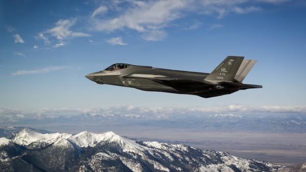 Bild 1 von 3: Ihre ausgeprägten Tarnkappen-Eigenschaften zeichnen die Lockheed Martin F-35 Lightning II aus.