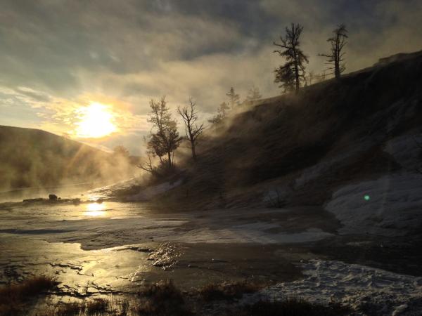 Bild 1 von 2: Die Dokumentation zeigt eine Milliarde Jahre Erdgeschichte und erklärt, wie atemberaubende Landschaften entstanden sind und auch heute noch entstehen. (Hier im Yellowstone-Nationalpark)