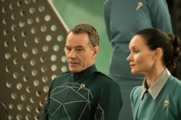 Bild 1 von 2: Silas Herrick (Bryan Cranston, l.); Vera Herrick (Essie Davis, r.)