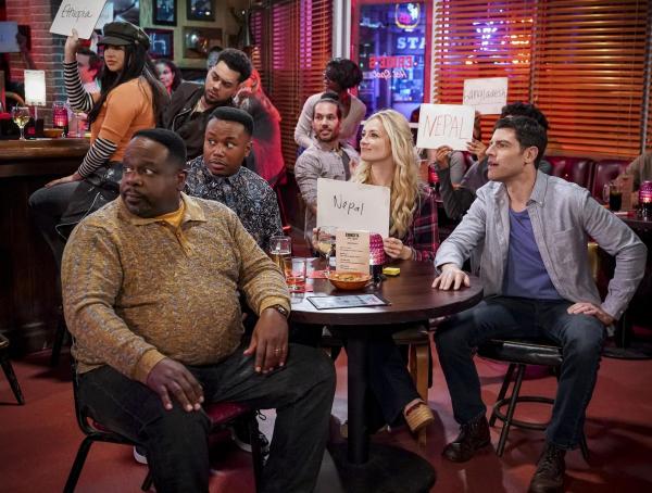 Bild 1 von 4: (v.l.n.r.) Calvin Butler (Cedric the Entertainer); Marty Butler (Marcel Spears); Gemma Johnson (Beth Behrs); Dave Johnson (Max Greenfield)