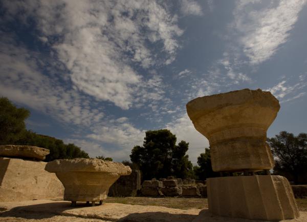 Bild 1 von 1: Zeustempel von Olympia: Die Olympischen Spiele fanden zu Ehren des Gottes Zeus statt. All die Stadtstaaten, die meistens gegeneinander Krieg führten, trugen in dieser Zeit friedliche Wettkämpfe aus.