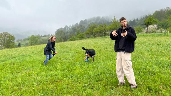 Bild 1 von 3: Bevor Christel den Schweizer Sennenhund an ihre Katzen gewöhnt, will sie Bello richtig auspowern - und Jason schaut erstmal zu. (Christel Moser).