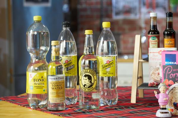 Bild 1 von 8: Sebastian Lege nimmt Tonic Water in Augenschein. In dem bitteren Getränk verbirgt sich vor allem eines: viel Zucker!