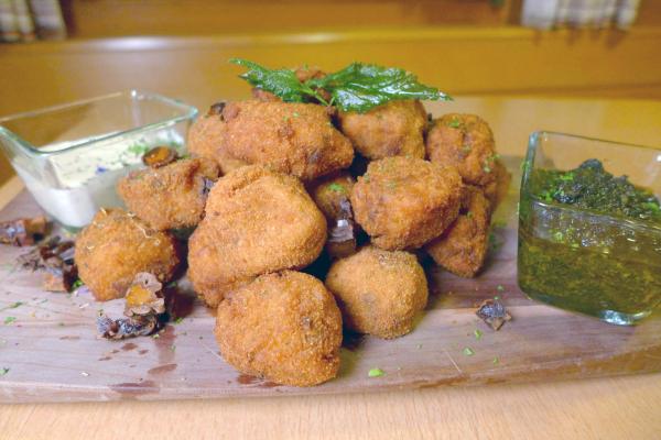 Bild 1 von 4: Jacqueline Oeler hat mit einer Freundin eine neue Kreation ausprobiert: Frittierte Kartoffelkroketten mit Dörrbirnen, dazu gibt es Brennesselpesto.