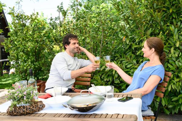 Bild 1 von 5: Selma Kirsch (Yve Burbach) und ihr neuer Freund Simon Baum (Kai Schumann) stoßen an auf ihre Liebe.