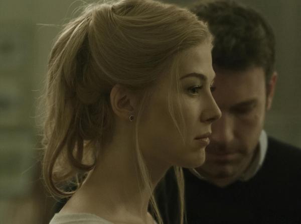 Bild 1 von 16: Nach außen hin scheinen Nick (Ben Affleck, r.) und Amy (Rosamund Pike, l.) eine perfekte Ehe zu führen. In Wirklichkeit hat Nick eine Affäre und Amy versucht alles, um ihrem Mann das Leben zur Hölle zu machen. Da verschwindet die junge Frau spurlos ...