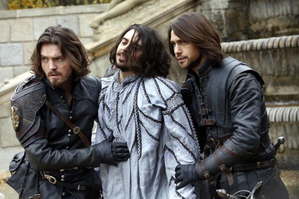 Bild 1 von 9: (v.l.n.r.) Athos (Tom Burke); König Ludwig XIII. (Ryan Gage); D'Artagnan (Luke Pasqualino)