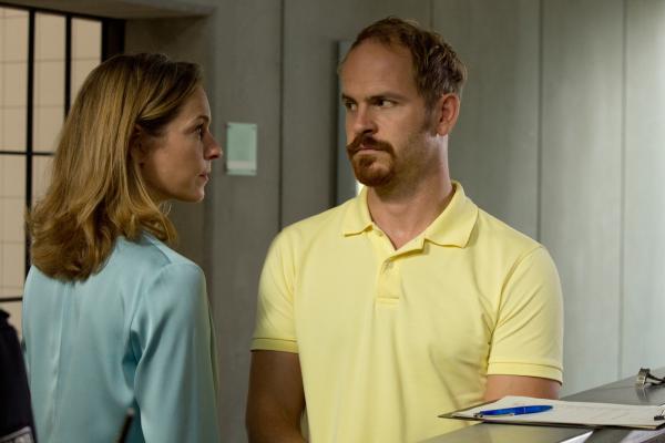 Bild 1 von 8: Carmen (Lisa Martinek) holt Frank (Marc Ben Puch) aus dem Gefängnis.