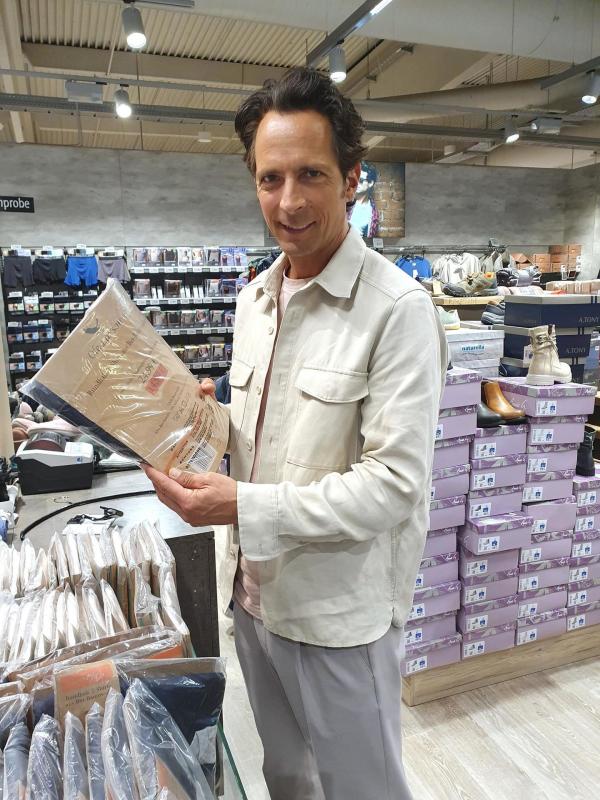 Bild 1 von 8: Im Bild: Jo Hiller nimmt die Siegel- und Label-Versprechen von regionalen, umweltverträglichen und fairen Produkten unter die Lupe - und stößt dabei auf viel Marketing und wenig Kontrolle.