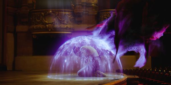 Bild 1 von 3: Cece (Hailey Romain) wird von dunklen magischen Kräften angegriffen und auf wundersame Weise vor ihnen geschützt. Nach diesem Ereignis ist ihre Welt nicht mehr wie zuvor.