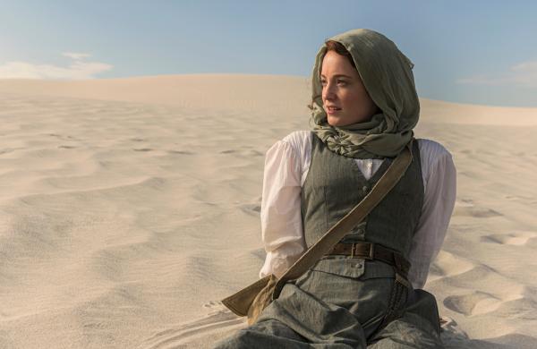 Bild 1 von 8: Phileas Fogg und Passepartout haben Abigail Fix (Leonie Benesch) den Trip durch die Wüste nicht zugetraut und sie im Hotel zurückgelassen. Als die beiden in der Wüste zu verdursten drohen, kommt Fix ihnen zu Hilfe.