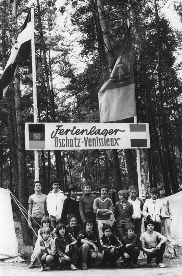Bild 1 von 4: Auch in der DDR wurden deutsch-französische Städtepartnerschaften gepflegt: Seit den 60er Jahren kommen Kinder aus der Partnerstadt Vénissieux in das Ferienlager in Oschatz.