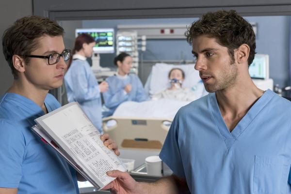 Bild 1 von 10: Elias Bähr (Stefan Ruppe, l.); Dr. Niklas Ahrend (Roy Peter Link, r.)