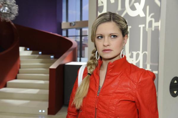 Bild 1 von 23: Nach der ersten gemeinsamen Nacht mit Lars folgt für Mia (Josephine Schmidt) ein purer Chaostag ...