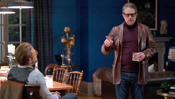 Bild 1 von 7: Fletcher (Hugh Grant, re.) diskutiert mit Ray (Charlie Hunnam)