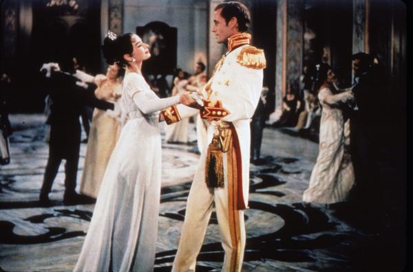 Bild 1 von 4: Natascha Rostow (Audrey Hepburn) tanzt mit Prinz Andrej Bolkonski (Mel Ferrer).