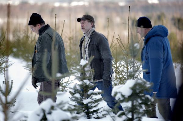 Bild 1 von 8: Wisting (Sven Nordin, rechts) und Nils (Mads Ousdal, Mitte) mit ihrem Ex-Kollegen Frank (Gard B. Eidsvold) suchen nach einem Frauenmörder.