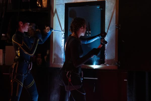 Bild 1 von 8: Tamara (Camille Lou, l.) und Sylia (Constance Labbé, r.) machen sich an Godards Safe zu schaffen.