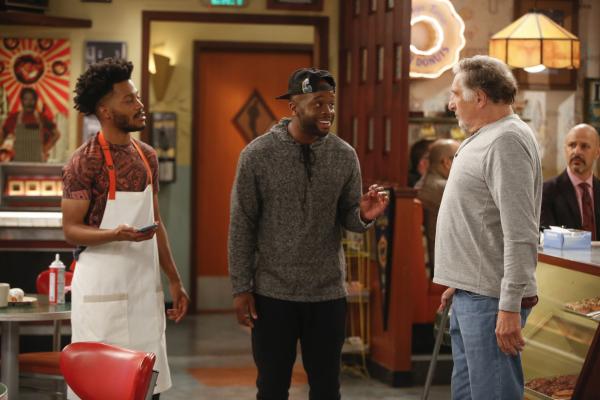 Bild 1 von 12: (v.l.n.r.) Franco (Jermaine Fowler); Sweatpants (Rell Battle); Arthur (Judd Hirsch)