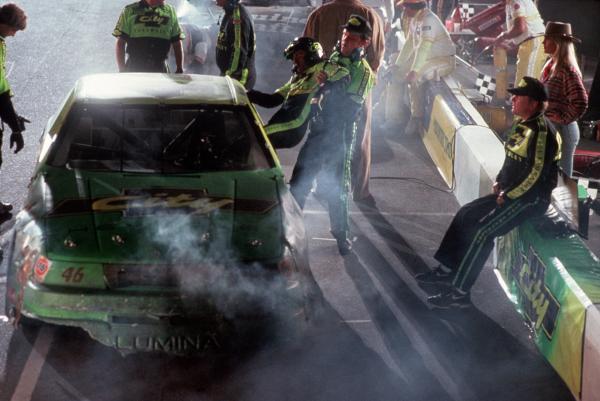 Bild 1 von 2: Cole Trickle (Tom Cruise) muss nach einem schweren Unfall im Krankenhaus behandelt werden.