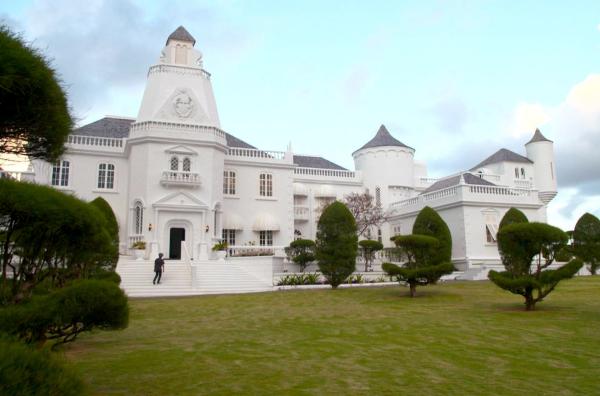 Bild 1 von 2: Im architektonischen Wunderwerk ?Trident Castle? erzählt man sich noch heute die Legenden von Port Antonio.