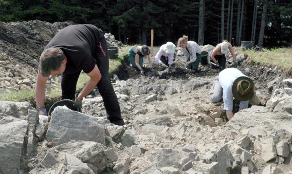 Bild 1 von 21: Im Bild: Manfred Lehner, Archäologe der UNI Graz mit seinen Studenten bei den Römerausgrabungen am Schöckl.