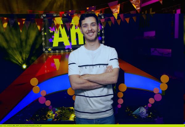 Bild 1 von 5: Moderator Tarkan Bagci im Studio.