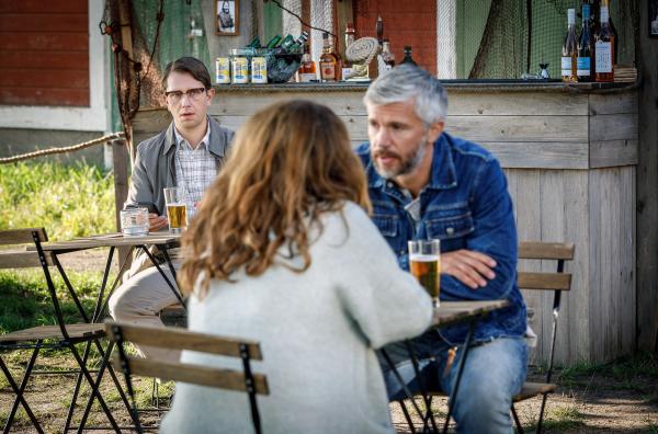 Bild 1 von 4: Alexander (Nicolai Cleve Broch, re.) und Nora (Alexandra Rapaport, Mi.) genießen ihre gemeinsame Zeit. Doch sie sind nicht unbeobachtet. Max (Mattias Malmros, li.) belauscht ihr Gespräch und folgt ihnen auf Schritt und Tritt ...