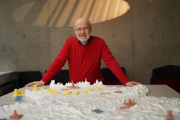 Bild 1 von 5: Wie können wir in Deutschland das Risiko eines Blackouts in Zukunft minimieren? Am Deutschlandmodell spielt Harald Lesch verschiedene Szenarien durch.