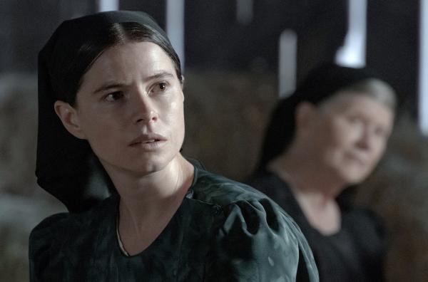 Bild 1 von 5: Mariche (Jessie Buckley, li.) ist voller Angst.