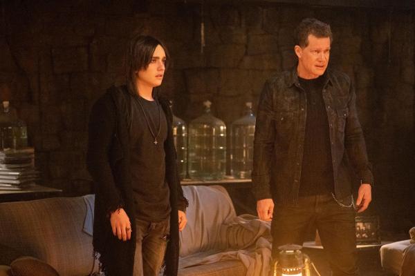 Bild 1 von 5: Bizarro Jordan Kent (Alex Garfin, l.); Bizarro General Sam Lane (Dylan Walsh, r.)