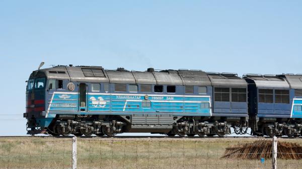 Bild 1 von 1: Kohle, Kupfer, Uran - die Mongolei gehört zu den bodenschatzreichsten Ländern der Welt. Auch die Mongolische Eisenbahn profitiert von diesem Fakt, das Netz wird ausgebaut, Arbeitsplätze entstehen. Im Bild: Güterzug in der mongolischen Steppe.