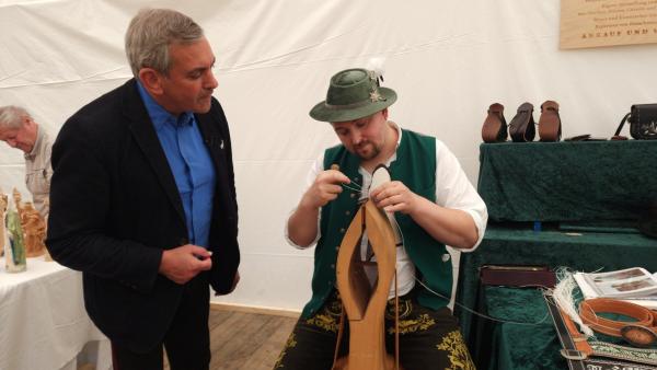 Bild 1 von 15: Wladimir Kaminer mit dem Federkielsticker Matthias Wiesheu in Greimharting beim Besticken eines traditionellen Ranzens.