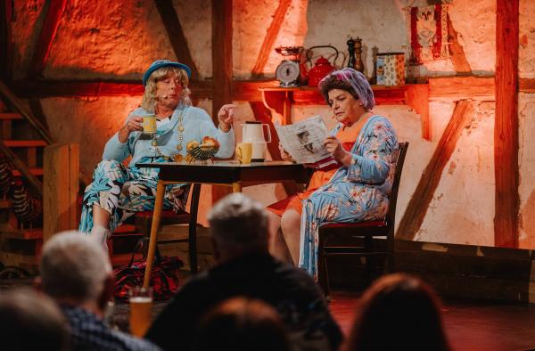 Bild 1 von 4: v.r.n.l.: Jetzt reichts: Rita (Hillu Stoll, rechts) will sich aus den Zwängen des Ehemannes befreien und sucht einen Job. Nachbarin Gisela (Franz Auber) will ihr das ausreden.