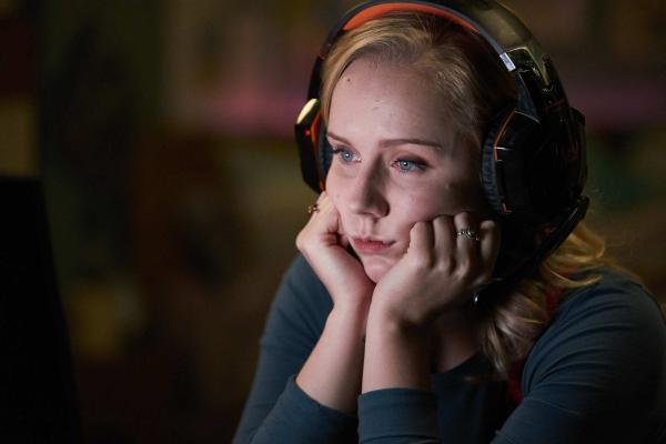 Bild 1 von 6: Meg (Alexa Davies)