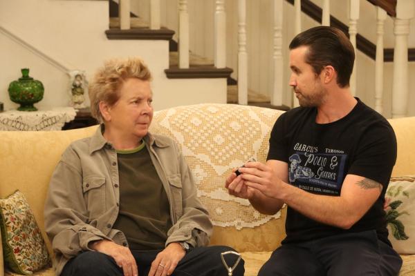 Bild 1 von 8: Mrs. Mac (Sandy Martin, l.); Mac (Rob McElhenney, r.)