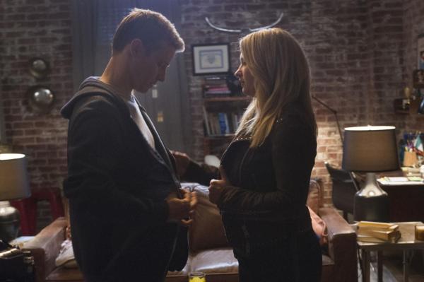 Bild 1 von 10: Während Janko (Vanessa Ray, r.) Jamie (Will Estes, l.) ihre Liebe gesteht, treffen Danny und Baez auf einen alten Bekannten, der plötzlich ermordet wird. Alles deutet auf seine misshandelte Ex-Freundin hin ...