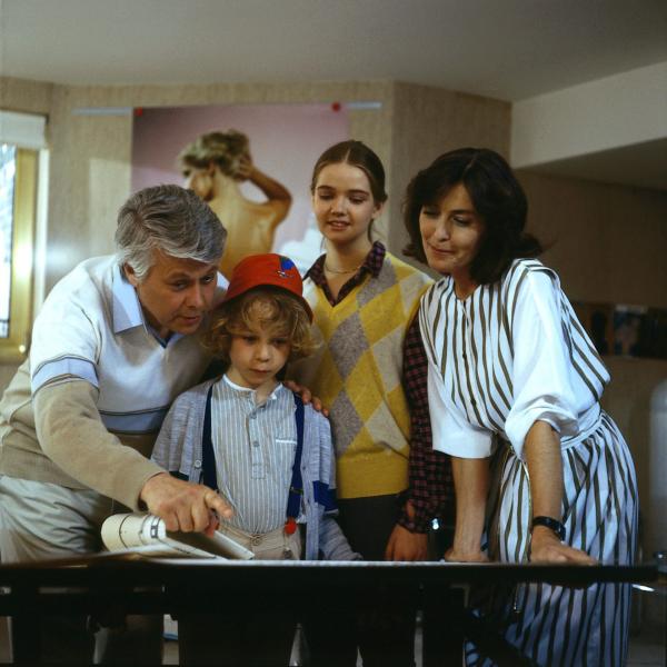 Bild 1 von 5: Werner (Peter Weck, l.) erklärt Tom (Tarek Helmy, 2. v. l.), Tanja (Julia Biedermann, 2. v. r.) und Angi (Thekla Carola Wied, r.) den Entwurf zu einem neuen Plakat.