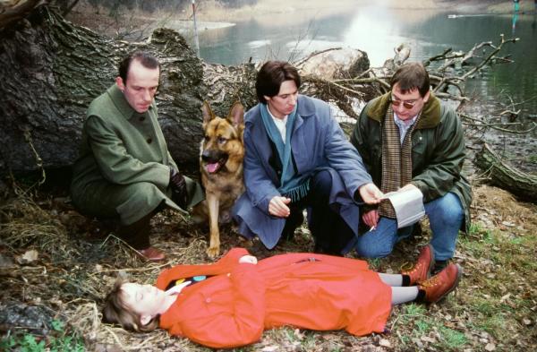 Bild 1 von 9: Im Bild: Die Kriminalassistenten Ernst Stockinger (Karl Markovics, li.) und Peter Höllerer (Wolf Bachofner, re.), Rex und Kommissar Richie Moser (Tobias Moretti, mi.) finden die ermordete Musikschülerin am Heustadlwasser im Prater.