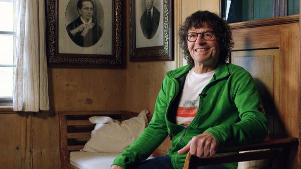 Bild 1 von 12: Der Extrembergsteiger Theo Fritsche hat als erster Mensch den Second Step am Mount Everest Free Solo ohne zusätzlichen Sauerstoff durchstiegen. Als Tischler konstruiert und errichtet er selbst Gipfelkreuze.