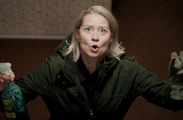 Bild 1 von 2: Ditte Jensen (Trine Dyrholm) ist in Rage, nachdem ihr Gemüsegarten von Schädlingen befallen wurde.